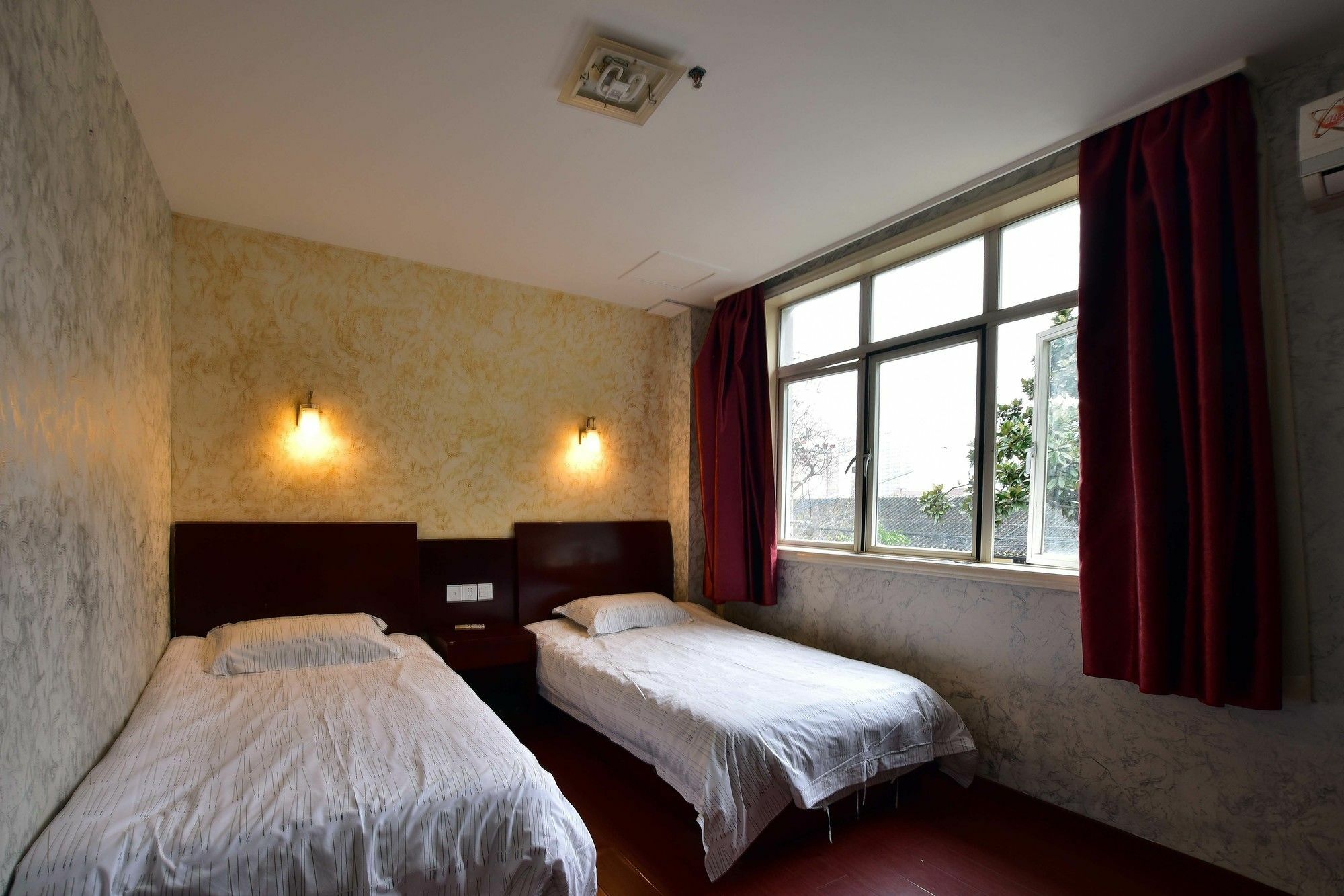 Old West Gate International Youth Hotel 2*