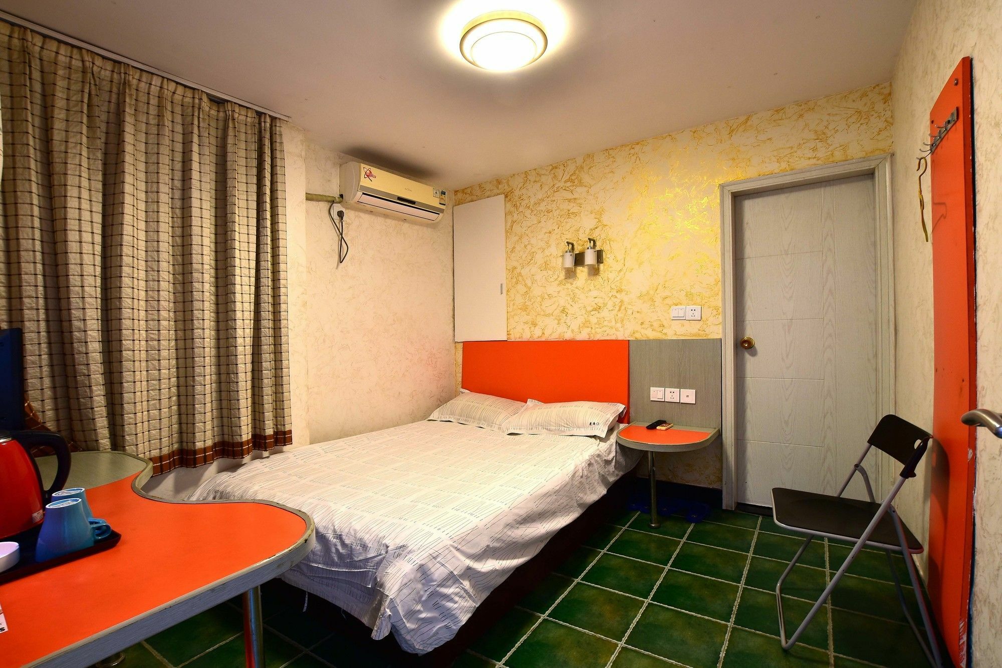 Hotel Old West Gate International Youth 2*