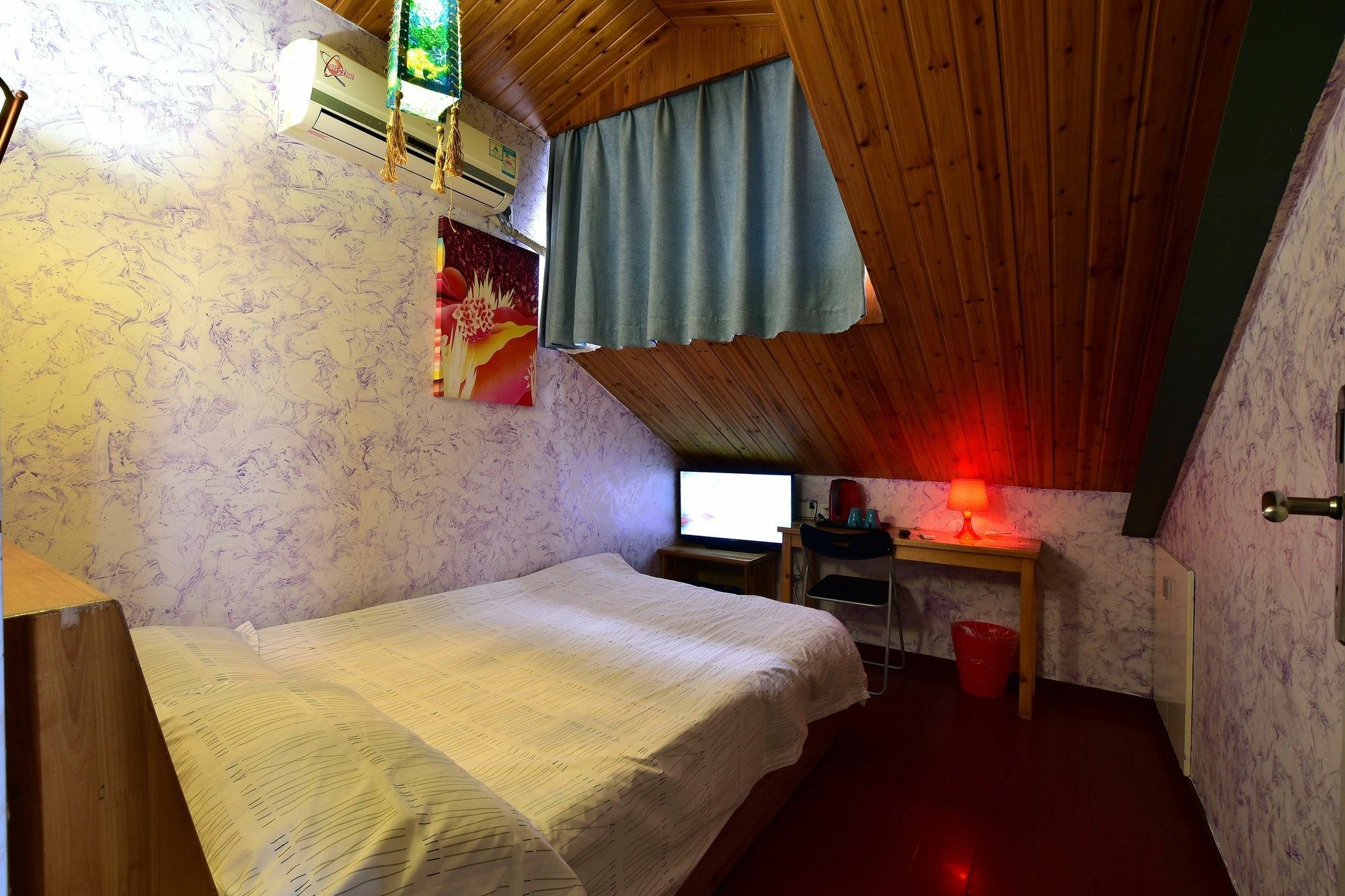 Hotel Old West Gate International Youth 2*
